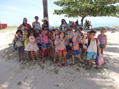 Turma de crianças na Praia de Paripueira