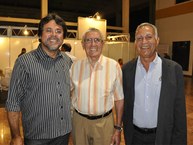 Professores José Carlos Almeida e Francisco Vieira Barros comemora a homenagem ao colega