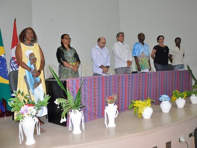 A mesa de abertura do evento