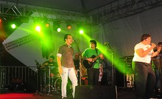 Daniel Lima canta ao lado de Rodrigo Cardoso e Kíssia Barros na Circulação Femufal