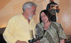 O homenageado, Tairone Feitosa, e a vice-reitora da Ufal, Rachel Rocha