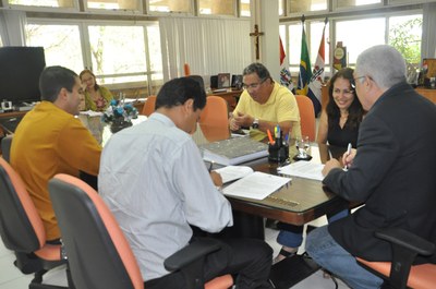 Contrato assinado com representantes da VR Consultoria