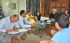 Diretor do Campus do sertão, Agnaldo Santos, participou da assinatura de contrato para as obras de contrução da Unidade de Santana do Ipanema