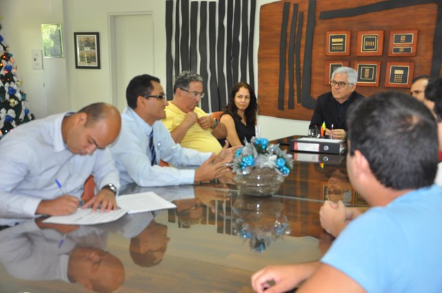 Diretor do Campus do sertão, Agnaldo Santos, participou da assinatura de contrato para as obras de contrução da Unidade de Santana do Ipanema