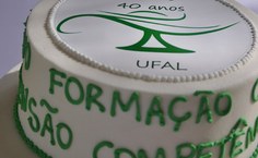 A comemoração aos 40 anos do Curso de Enfermagem teve direito à bolo, champanhe e parabéns pra você