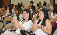 Alunos e professores participam de cerimônia comemorativa