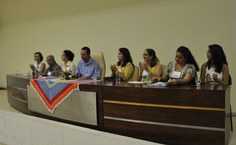 Mesa foi composta por uma estudante, professores e representantes de entidades da área de Enfermagem