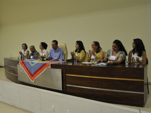 Mesa foi composta por uma estudante, professores e representantes de entidades da área de Enfermagem