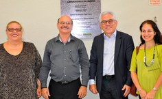 Profesora Silvana Quintella, Professor José Ferreira, Reitor Eurico Lôbo e Professora Nélia Callado, felizes com a entrega de mais uma obra