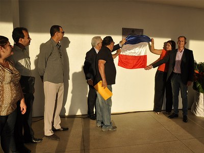 Reitor Eurico Lôbo e diretores do Campus Arapiraca fazem o descerramento da placa