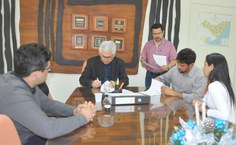 Reitor assina contrato para obras em 2015