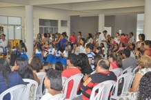 Familiares atentos, assistindo a apresentação das crianças