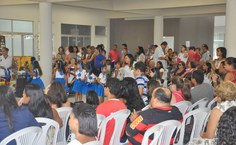 Familiares atentos, assistindo a apresentação das crianças