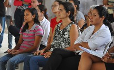 Bolsistas e Servidores acompanham com atenção a apresentação na tarde desta terça-feira (16)