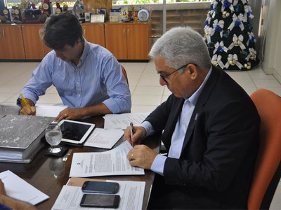 Reitor assina contrato para construção de novo complexo esportivo no Campus A.C. Simões