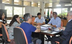 Assinatura foi realizada no gabinete do reitor Eurico Lôbo