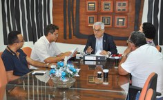 Reitor assina contrato para construção de novo complexo esportivo no Campus A.C. Simões