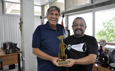 O pró-reitor de extensão, Eduardo Lyra e o professor Sérgio Onofre, coordenador do Festival de Cinema, comemoram o prêmio