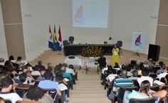 Pró-reitora Simoni Meneghetti faz apresentação do programa da Ufal
