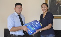 Janaína Alves, da Assessoria de Comunicação da Ufal, faz entrega de fraldas e material de higiene pessoal para os idosos dos abrigos escolhidos