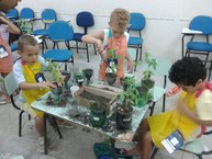 Alunos do curso de horta caseira aprendem a plantar as sementes