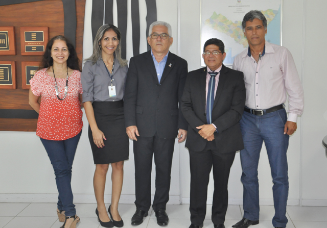 Nélia Calado e o reitor Eurico Lôbo com as representantes da Federal Cred