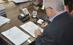 Reitor Eurico Lôbo assinando os contratos