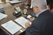 Reitor Eurico Lôbo assinando os contratos