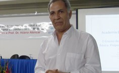 O professor Hilário Alencar, referência na área