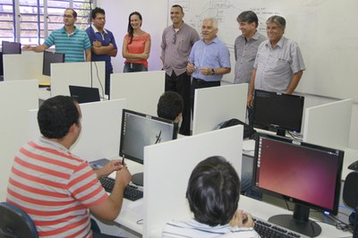 Reitor visita curso de verão no Instituto de Computação