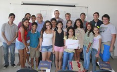 Alunos do Curso de Raciocínio Lógico e reitor Eurico Lôbo