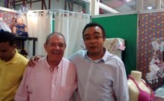 Professor Cézar Nonato [de branco] no estande da Unitrabalho