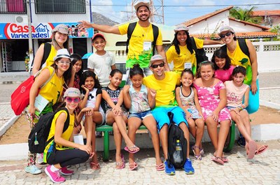 Grupo da Ufal com crianças que participaram das atividades do projeto