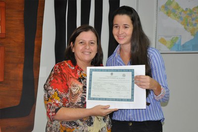 Thayse recebeu o diploma das mãos da vice-reitora Rachel Rocha