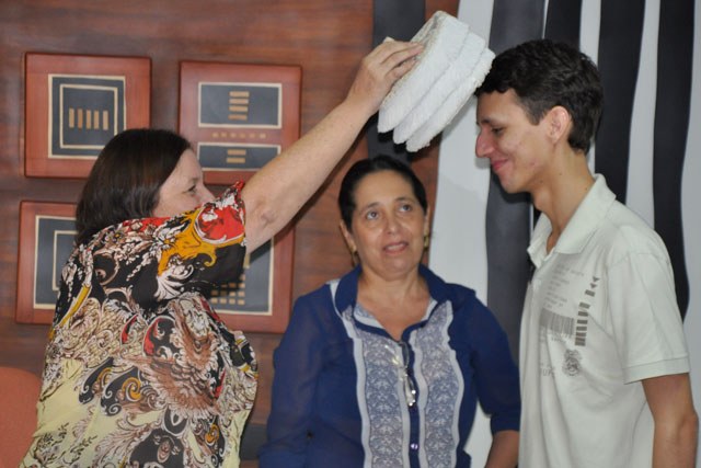 Mãe, emocionada, acompanha o filho Luís Felipe em colação de grau; ele falou sobre a felicidade em estar sendo diplomado