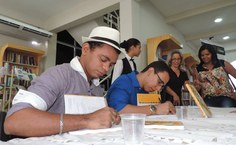 Os autores na sessão de autógrafos