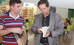 Sebastião Medeiros, da Edufal, acerta os detalhes da participação de Feijó na Bienal de Alagoas