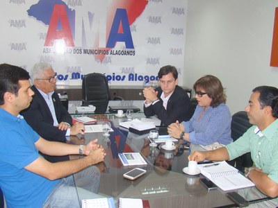 Presidente da Uveal, Hugo Wanderlley, reitor Eurico Lôbo, prefeito Marcelo Beltraão, professora Ruth Vasconcelos e Cesar Teixeira, superintendente