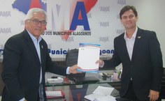 Reitor Eurico Lôbo entrega documento com demandas de transporte para universitários ao presidente da AMA, Marcelo Beltrão