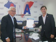 Reitor Eurico Lôbo entrega documento com demandas de transporte para universitários ao presidente da AMA, Marcelo Beltrão