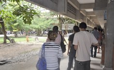 Uma grande fila se formou na Reitoria para autenticação de documentos