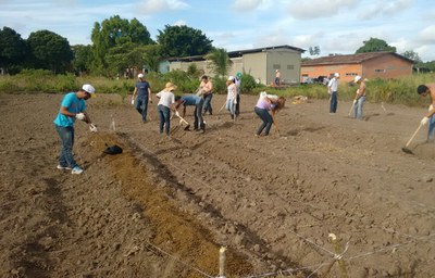 Aula de Campo com os alunos do Ceca que participam do Pronatec