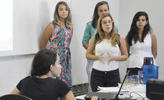 Alunas apresentando proposta para o bosque