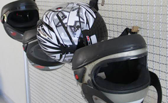 Porta capacetes instalado no campus, desenvolvido pelos alunos de Engenharia de Produção