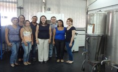 Equipe é composta por professores e alunos de Engenharia Química; Professora Renata Almeida no centro