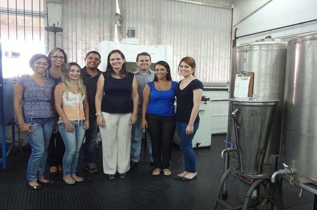 Equipe é composta por professores e alunos de Engenharia Química; Professora Renata Almeida no centro
