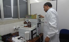 Técnico instala cromatógrafo líquido no laboratório; equipamento foi adquirido com recursos do projeto