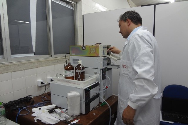 Técnico instala cromatógrafo líquido no laboratório; equipamento foi adquirido com recursos do projeto