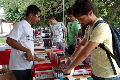 Estudantes chegaram cedo para conferir as ofertas