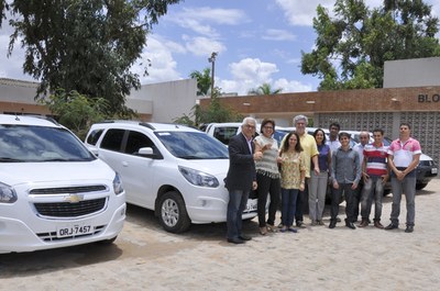 Diretora-geral do Campus Arappiraca, Eliane Cavalcanti, recebe do reitor Eurico Lôbo as chaves dos veísculos